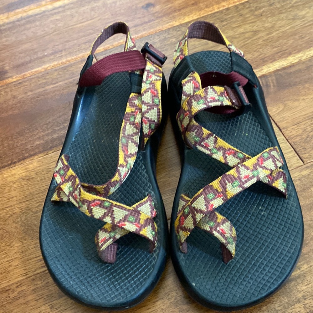 Nachos Chacos mens 8 (fits like women’s 10).